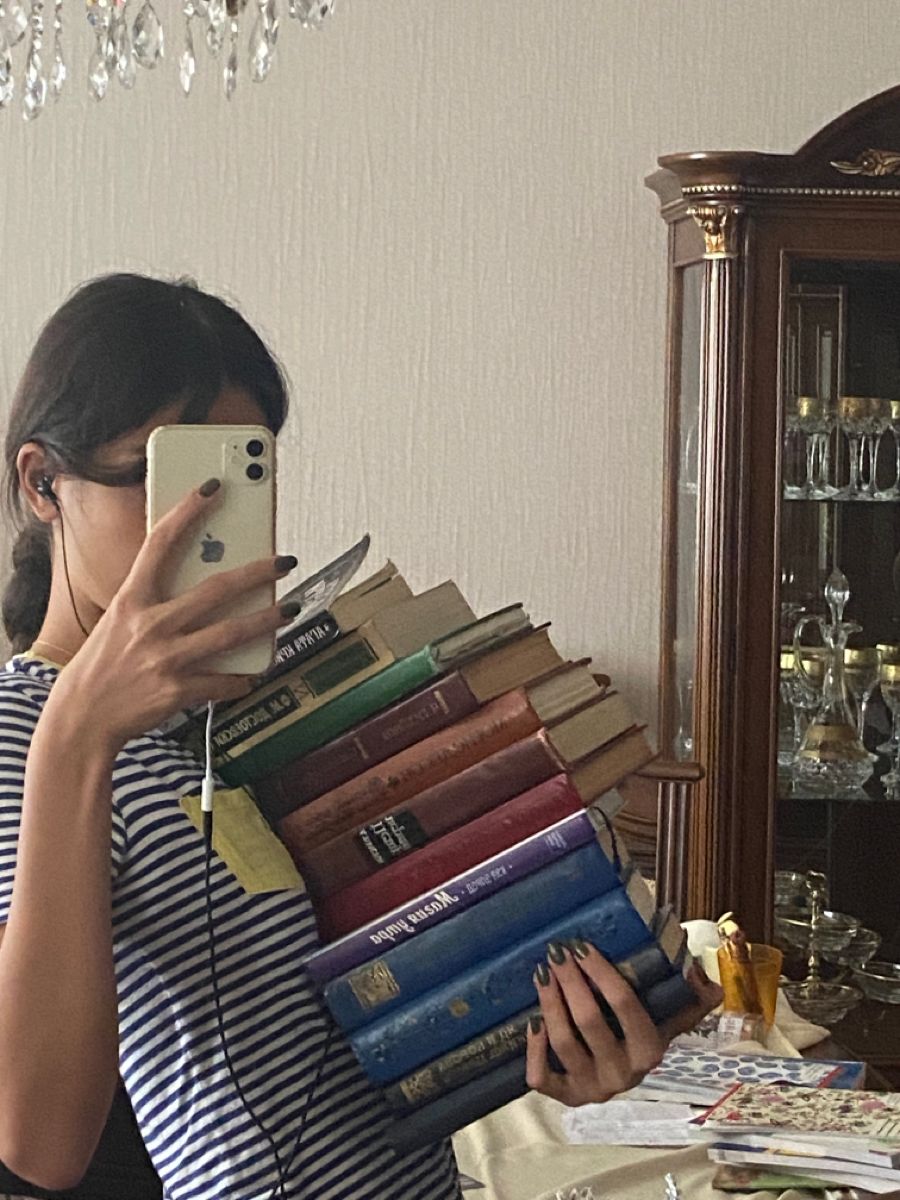 Active Recall စာလုပ်နည်း post cover with books and a girl